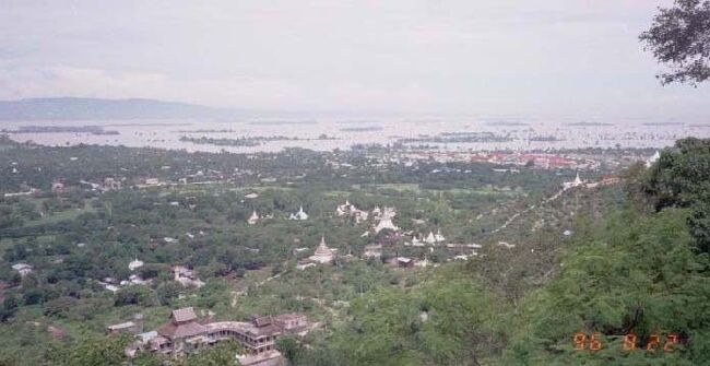 テラスからはマンダレー市街が一望できる。