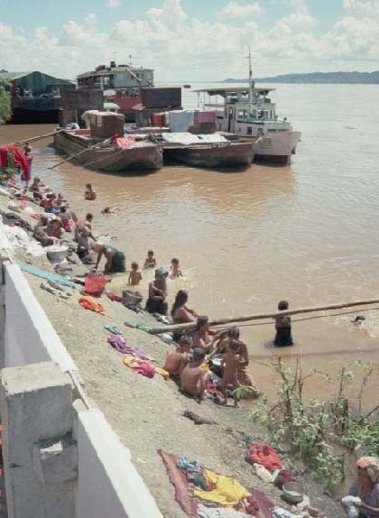 こちらはイラワジ川沿いで洗濯をする人々