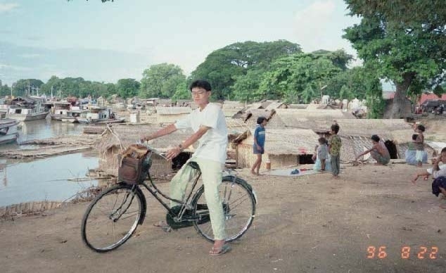 マンダレー周辺観光は自転車が便利だ。久々にズボンで行動した。