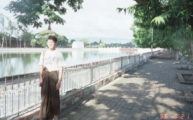 マンダレーの王宮の濠にて。市民の憩いの場になっている。