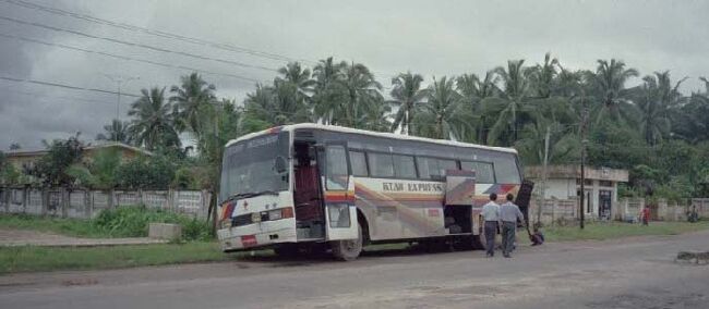 マンダレーからヤンゴンへはバスで帰ることにした。<br />しかしこのバスは１２時間で着く予定だったが、途中車軸にひびが入ったりパンクしたりで２４時間近くかかってしまった。