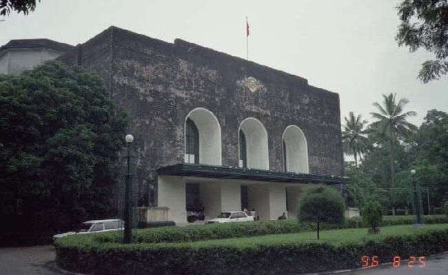 アウンの通う大学。ヤンゴン大学。今は夏休みでひっそりしている。