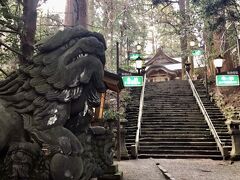 険しい坂道を戻り、ようやく高千穂神社まで戻ってきました。

４時半過ぎてだいぶ暗くなってきたので急ぎます。

