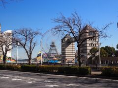 日本丸メモリアルパークの展望ツインタワーが見えます。