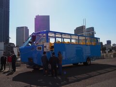 水陸両用バス スカイダック横浜が停車していました。コロナ禍で当面の間、運休中。