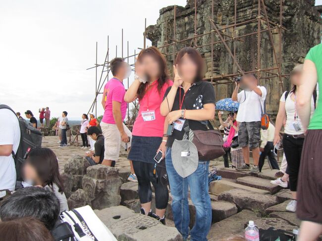 この2人は、バンコクの空港で乗り換える時お会いした大学生でした。こんなところで会えるとは、世界は広いようで狭い。