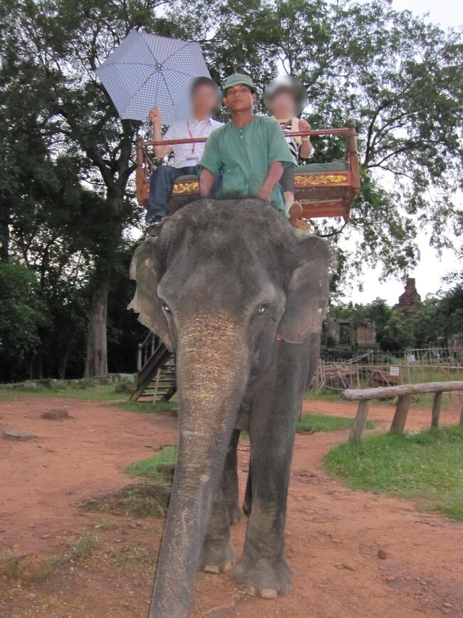帰りは、初めての経験で像に乗って帰りました。