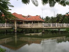 宿泊ホテルです。（ソフィテル　アンコール　フォキットラー）
　カンボジアでは、昼になると、2時間程度の休みがあるそうです。
観光の途中ですが一先ずお休み時間と食事です。