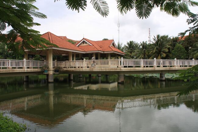 宿泊ホテルです。（ソフィテル　アンコール　フォキットラー）<br />　カンボジアでは、昼になると、2時間程度の休みがあるそうです。<br />観光の途中ですが一先ずお休み時間と食事です。