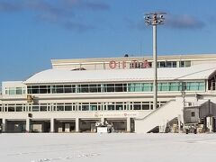 こんな大分空港を見たことが無い
一面雪で真っ白です

このあとレンタカーを借りるとき
スタッドレスタイヤに変更したい旨を伝えると
在庫がありませんと（涙）
相方が勇敢にも
ノーマルで雪道にチャレンジしてくれました