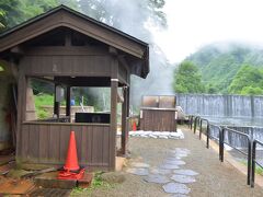 初恋足湯は山形県新庄からバスで1時間程山間部に入った場所にある肘折温泉にある。肘折温泉の一番奥、肘折ダムの手前に足湯が作られているがそれが初恋足湯。
