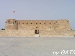 郊外にあるアラット・フォート。
タクシーのイエメン人が場所解らず苦労した。
で要塞内は...ショボかった。