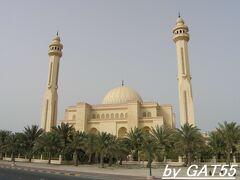 市内から徒歩３０分のAhmad-Al-Fateh-Mosque。
異教徒(女性)でも内部に入れます。ちょうど礼拝時間で２階から見学できた(内部の写真は不可)。