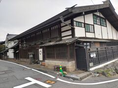 橋本政屋の看板のあるこちらの建物は、200年ほど前の江戸時代後期に建てられた茶屋跡で、高島城から殿様がお忍びで来られた部屋、こて絵の力蔵、高島城から移築した門などがあって、中を見てみたい建物でした。