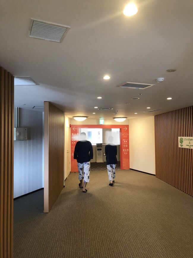 ホテル周りに飲食店がないので夕飯はホテル内のレストランで。