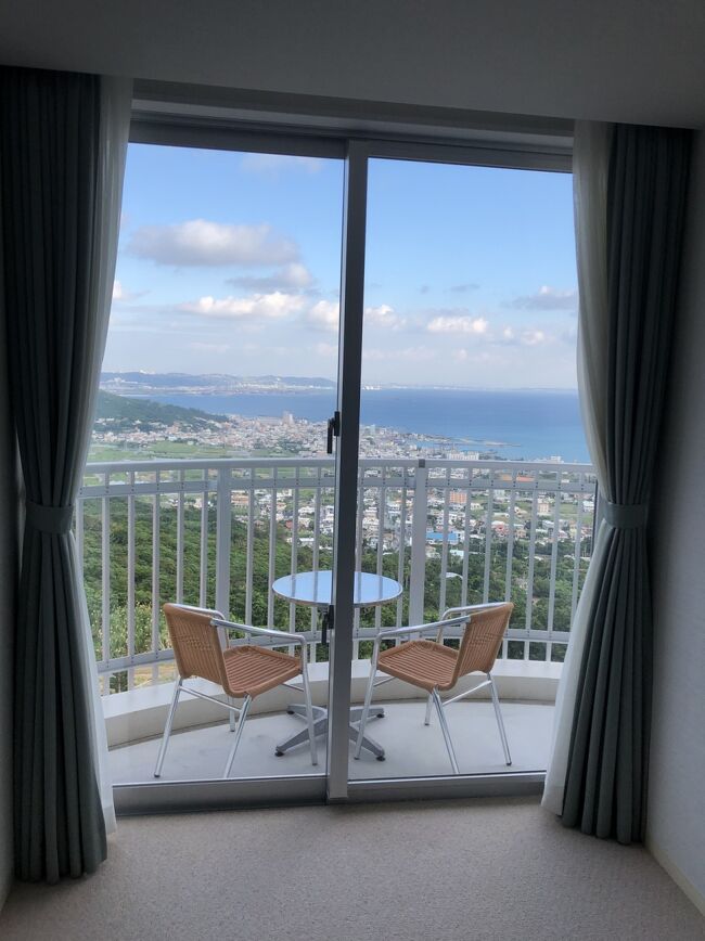 ベランダから。<br />沖縄の海を見下ろす爽快な眺め。