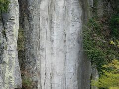大野摩崖仏をズーム。
奈良時代に岩に彫られたものを、後年に後鳥羽上皇が開眼供養をしたという弥勒菩薩です。
高さは13.8mあり、国の重要文化財にも指定されています。
