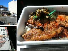 『豚みそ丼の野さか』さんはテイクアウトのみだったので車内で喫食