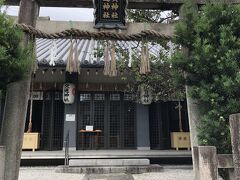 少し北に入ると交通安全の神様・須賀神社がありました。
縁結びにもご利益があるそうです。