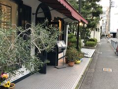 武徳館の見学を終えて出ると、気になる店構えが目に入りました。