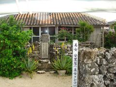 これぞ沖縄の原風景です。
　安里屋クヤマの生家をのんびりと過ぎていく。頑丈な石垣に見えますが、実は積み上げただけだそうです。
　これで台風に耐えられるらしい、先人の知恵は素晴らしい。