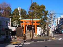 さて穴八幡宮

昨年は、今日と同様良い天気でしたが一昨年はこの横断歩道には雪が積もっていたなと思い出す。