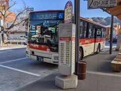 奥湯河原行きのバスに乗ります。この路線は箱根登山バスと伊豆箱根バスの共同運行路線。この日は箱根登山バスが待っていました。