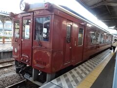 三陸鉄道リアス線の起点久慈駅から、宮古駅に向かう

何とレトロ車両が来た。
愛称は「さんりくしおさい」