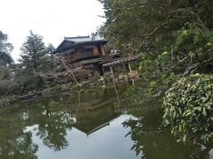 厳島神社からみた拾翠亭。今公開休止中なのでここから見ておく。