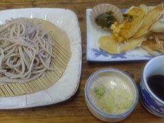 バス停近くのお蕎麦屋さんで食事をしてから帰りました。