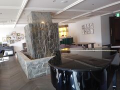 2020年10月
日付は飛びますが、同じハンマーヘッド内なので続けて。
こちらはコロニアルビーチというお店。この頃GoToEatが始まったので一休.comから予約して後日ポイントいただきました。
手指消毒をして店内へ。ど真ん中にグランドピアノ！