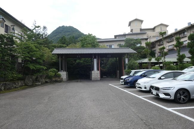 ここも年季は感じられますが、高級そうなホテルです。もちろんネットで安かったから予約しています。