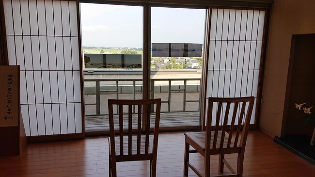 温泉に行きました。温泉は最上階にあります。温泉の外の休憩スペースだと思われる場所に椅子が二つ置かれていました。