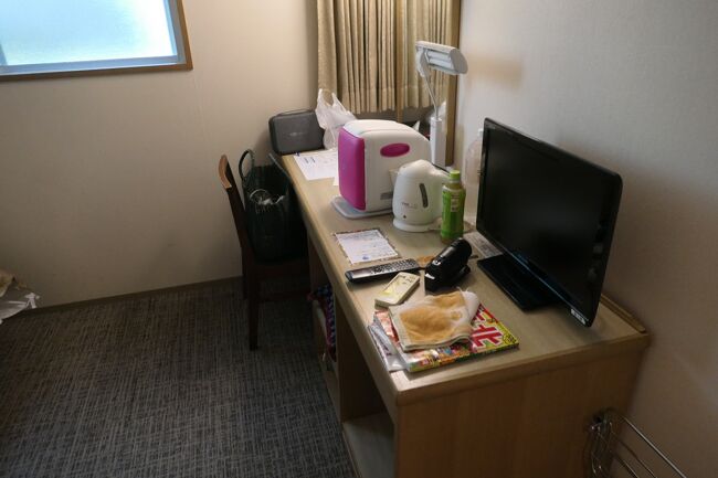 ここもおそらく添乗員用としてつくっられた部屋ですね。一番がっかりしたのは、机の上の紫っぽいものです。これが冷蔵庫です。本来設置されていた冷蔵庫が壊れたからか、車載用の冷蔵庫がおかれています。このくらい新しい冷蔵庫を入れてほしいですね。