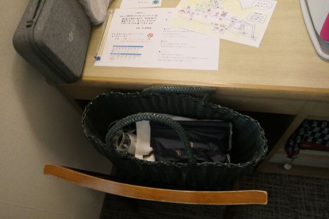 温泉に行こうとして館内着に着替えようとしても浴衣も何もありません。フロントに行って聞いてみると、あるはずだとのこと。いろいろ確認後、本来案内されるはずではなかった部屋に案内されたようで、部屋を移動しました。ただし、写真は移動後に撮ったので、冷蔵庫は車載用のままです。