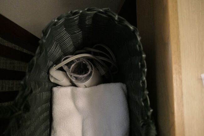 温泉用のかごの中にドライヤーも入ってます。おそらくコロナ対策で、温泉に設置してないのだとは思います。