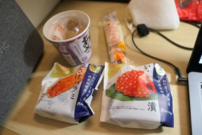 18:00　温泉に入ったあとにホテル周辺を歩いてみたのですが、食事できる場所がなく本日の夕食もコンビニのおにぎりです。