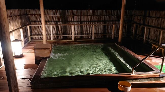 屋根付きの露天風呂です。