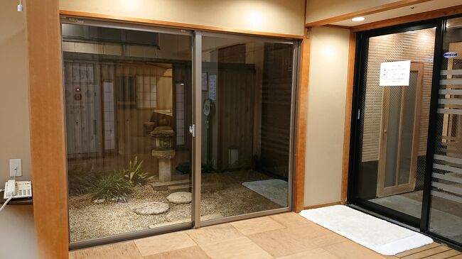 脱衣所からみえる庭園らしきもの。少しシンプルです。