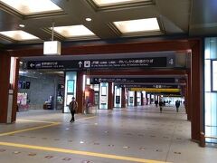 金沢駅構内ですが、早朝のためか閑散とし人もまばらです。