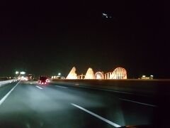 すっかり暗くなってしまいました。
走っているのは伊勢湾岸自動車道。「ナガシマスパーランド」の夜景です。