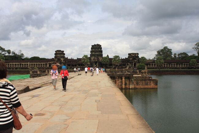 午後も観光です。<br />　これから、アンコールワットの観光です。<br />アンコールワットへの、参道。<br />　右側は修復されていますが、左側はそのまま、日本の協力で修復がされているようです。