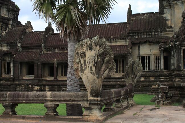 西塔門の左側に、完全な形で残ってる美しいナーガの像