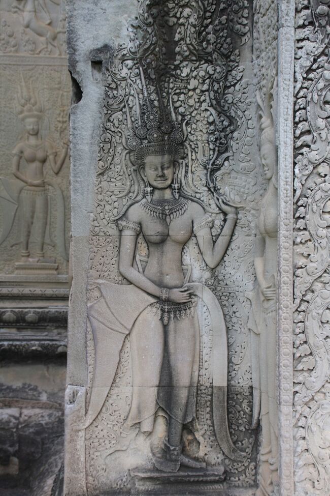 中に入るとアプサラダンスを踊るクメール美女たちがお出迎え。<br />　どのレリーフも繊細である。