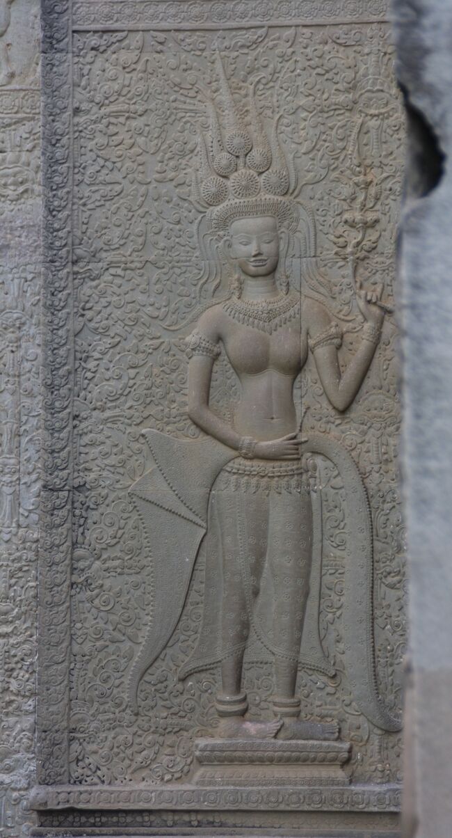 西門の裏側には、彫りの深いデヴァター像がたくさんあります。