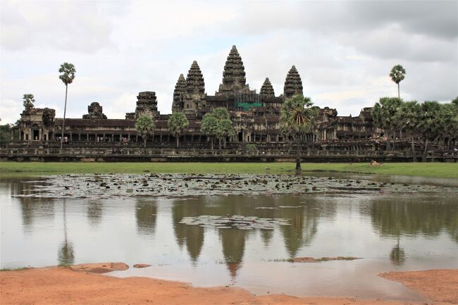 門から本堂入口の十字型テラスまで参道があります。その両側に経蔵があり、その先に聖池が2つあります。向かって右手の池には水がないのですが、左手の池には水が残されています。