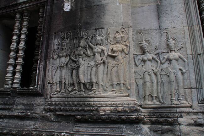 第二回廊からテラスに入ると、多くのデバダー像がきれいな状態で見られる。