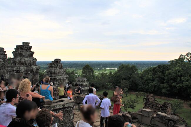 プノンバケン<br />　山頂にある遺跡までは徒歩で約20分ほどで、遺跡の主祠堂からはシェムリアップの街や遺跡を一望できるのも魅力です。
