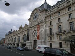 世界遺産「オルセー美術館」
1986年にオープンした美術館。建物は元々1900年のパリ万国博覧会に合わせて建設されたオルセー駅の鉄道駅舎。

入ります。ミュージアムパスが使えます。