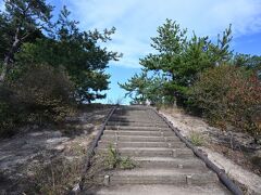 ●潮音山公園

「向上寺」がある山は「潮音山」と呼ばれ、一帯は「潮音山公園」として遊歩道が整備されており、塔の脇からさらに上へ進んでいくことに。